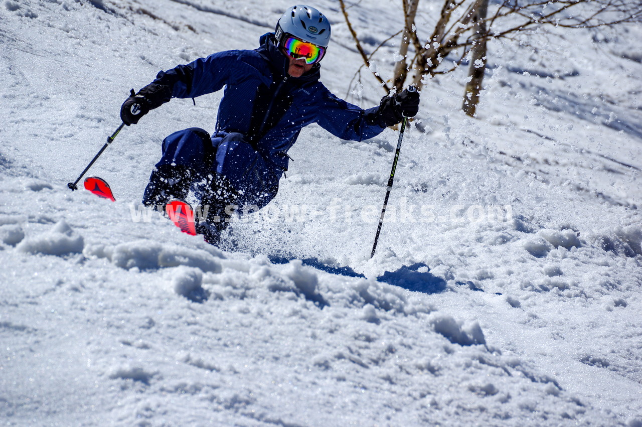 札幌国際スキー場 Mt.石井スポーツ ISHII SKI ACADEMY 校長・斉藤人之さんによる『斉藤塾』開講。本日のテーマは、「春雪！コブからスキーのたわみを楽しむ！！」(^^)v